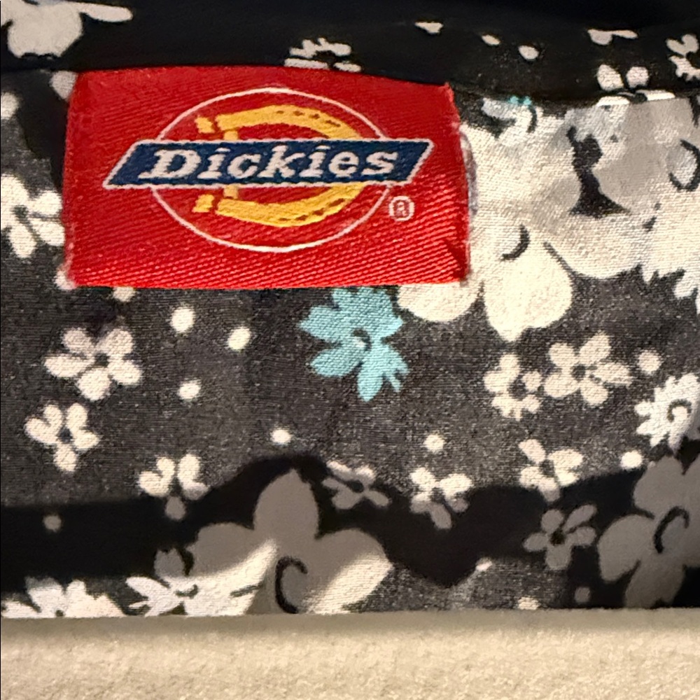 2 Scrub Tops- Floral patterns - Picture 8 of 9